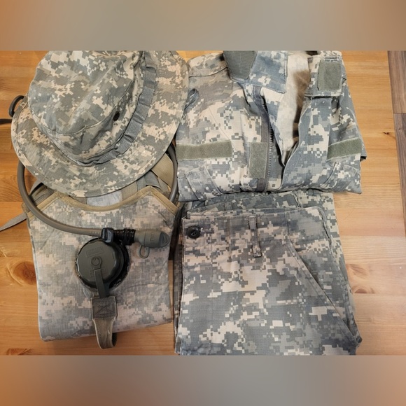 Army set size medium hat, Top, pants, drink backpack - Picture 1 of 9